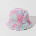 Dettaglio del cappello bucket in peluche tie-dye con morbide fibre rosa, blu e viola - M (56-58cm) / Rosa Blu Viola Pastello Tie-dye