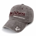 Detail einer Vintage-Baseballkappe mit New Orleans Stickerei und Jazz-Saxophon-Motiv - Kaffeebraun