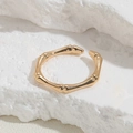 Bague ouverte minimaliste en forme de bambou doré avec finition métallique polie - Bague Simple Bambou / Doré