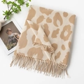 Schal mit Leopardenmuster aus Kaschmirimitat in Camel und Beige mit weichen Fransen - Kamelfarbenes Kuhmuster