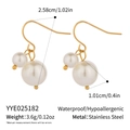 Goldene Edelstahl-Ohrringe mit zwei Perlen-Anhängern, wasserfest und allergikerfreundlich - Doppelperle Gold Hängestil (YYE025182)