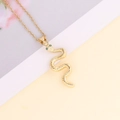 Vista dettagliata della collana con pendente a serpente dorato e cristalli verdi - Stile Serpente in Oro Lucido con Occhio Verde (3#)