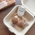 Détail de deux chouchous en peluche ours avec chapeaux de fête dans une boîte cadeau - Ours Nuage de Crème Glacée Café Clair