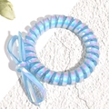 Gros plan d'un chouchou spirale bleu iridescent avec un détail de nœud assorti - Bleu