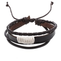 Détail de bracelet multicouche pour homme en cuir marron foncé avec cordons tressés blancs - Cuir Brun Fil Blanc