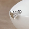 Gros plan d'un piercing hélix cœur en argent avec zircons et fermoir à vis - Cœur Bicolore