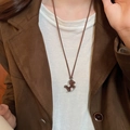 Détail d'un collier avec pendentif poney marron sur cordon en cuir avec tenue décontractée - 51# Collier-Marron-Cordon en cuir de cheval marron foncé