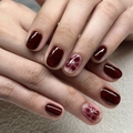 Unghie finte lucide rosso vino scuro con motivi floreali bianchi e microperle argento - Stile Petali Rosso Vino con Perle (JP4165)