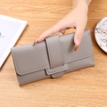 Damen-Brieftasche aus grauem Leder mit Litschi-Maserung und Umschlag mit Gürtelschnalle - Hellgrau