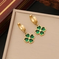 Pendientes de aro dorados con trébol de cuatro hojas verde sobre fondo beige suave - 3# Pendientes