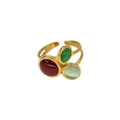 Dettaglio dell'anello regolabile placcato oro con pietre ovali rosse, verdi e turchesi - Taglia unica / Oro