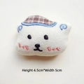 Detalle de un pequeño oso de peluche blanco con bordado azul y medidas Al 4,5cm An 5,0cm - Estilo DIY (Apertura trasera) / Oso Blanco con Sombrero de Cuadros
