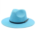 Detailansicht eines himmelblauen Strohhuts mit schwarzem Nietband und goldenen Nieten - M (56-58cm) / See Blau