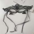 Elegante maschera in pizzo nero per mascherata con motivi traforati e nastri di raso - Maschera in Pizzo Nero G (Stile Corona)