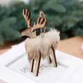 Weihnachtlicher Rentier-Anhänger aus Holz mit hellbraunem Kunstfell auf Tannenzweigen - Stil A (Naturholz mit weißem Fell)