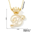 Dettaglio del pendente lettera D dorata con corona, mostra dimensioni 3,1x2,4cm e la catenina - Stile D (N00203J-G--D)