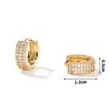 Detail van 1,3 cm gouden huggie-oorbellen met drie rijen micro-pave zirkonia-steentjes - Goud