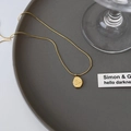 Goldene Titanstahl-Halskette mit geometrischem Anhänger und eleganter Schlangenkette - Goldener Buchstabe (Graviert)