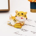 Simpatica statuetta di tigre portafortuna su lingotti d'oro per decoro auto o scrivania - Stile C Tigre con Lingotto di Lato