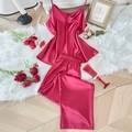 Elegantes rotes Seidensatin-Pyjama-Set mit Camisole und Hose auf weißem Pelzteppich - 1XL / Rot