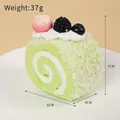 Modello di torta rollè svizzero verde con frutti di bosco finti su piatto bianco - Singolo - Senza Magnete / Verde Erba