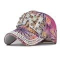 Detalle de la letra R en diamantes de imitación y adornos de perlas en la gorra floral - Ajustable / GIRL Púrpura