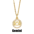 Détail du collier signe Gémeaux doré avec pendentif serti de diamants en oxyde de zirconium - Gémeaux
