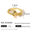 Detailansicht des Schlangenrings mit grünen Zirkonia-Augen und goldener Texturierung - US 8 / Grüne Augen Schlangenstil (NB-R24069)