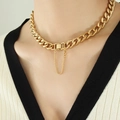 Collar de cadena cubana gruesa dorada con detalle de borla puesto en modelo - Collar-40cm / Dorado