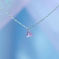 Dettaglio del ciondolo a cuore in zircone arcobaleno rosa con placcatura in oro 18k - Oro Bianco