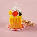 Mini-Kuchen Schlüsselanhänger in Orange mit Obst-Creme-Deko und goldenem Metallring - Gelbe Creme mit goldenem Schlüsselring