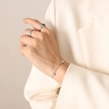 Elegante pulsera de cadena con corazón de plata y anillos a juego en una modelo - Pulsera de Corazón Vertical de Acero-15+5cm