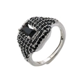Gros plan d'une bague argentée ajustable avec pierre noire rectangulaire et pavé de brillants - Platine Zirconia Noir