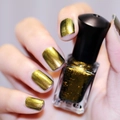 Nahaufnahme von glitzerndem goldenem Chamäleon-Metall-Nagellack auf den Fingernägeln - N80/Gold Metallic