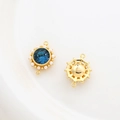 Nahaufnahme der 14k vergoldeten Verbinder mit blauem Edelstein und weißen Perlen - Doppelschleifen-Verbinder / 18K Gold