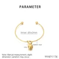 Poliertes Gold-Edelstahl-Armreif mit einem 12 mm hohlen Kugelanhänger-Detail für Damen - Goldener Stil (KB207038-Z)