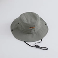 Détail d'un chapeau de soleil en nylon imperméable avec logo et mentonnière réglable - Vert Militaire