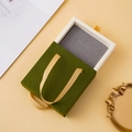 Scatola regalo per gioielli verde scuro con nastro dorato ed elegante fodero bianco - Prodotto Finito Piegato / Verde (Senza Logo)