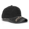 Detail der schwarzen Baseballkappe mit RR-Patch und goldener Stickerei auf dem Schirm - Gewaschenes Schwarz (B)