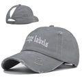 Détail de la casquette grise délavée avec broderie Vintage Labels et ouverture pour queue de cheval - Gris