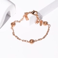 Detail eines Roségold-Armbands mit facettierten runden Perlen und Karabinerverschluss - Facettierte Runde Perlen Roségold