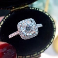 Anello di fidanzamento halo tondo classico con fascia pavé in una scatola - US 8