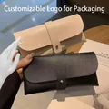 Elegante Brillenetuis aus Kunstleder in Beige und Schwarz mit goldener Metallschnalle - Kunstleder Brillenetui