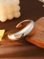Bracciale a polsino aperto argento con finitura a specchio su vassoio in legno - L149 Argento Curvo Aperto