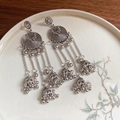Pendientes Jhumka vintage plateados con espirales y borlas de campana delicadas - Pin de Plata S925 / Plateado