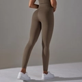 Detail of high-waisted seamless yoga leggings with honeycomb texture and butt-lifting effect - Dark Coffee