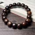 Bracelet en bois de santal noir poli avec grain naturel sur un livre de poésie ancienne - Perles de Bois d'Aigle Médicinal / 12mm*17 Perles