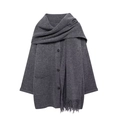 Dunkelgraue Strickjacke mit integriertem Schal, Fransen und Knöpfen auf weißem Hintergrund - S / Grau