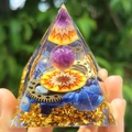 Pyramide orgonite avec boule d'améthyste, lapis-lazuli et engrenage tenue à la main - Style 25
