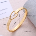 Brazalete abierto de corazón hueco chapado en oro de 18K en acero inoxidable 6mm - Dorado